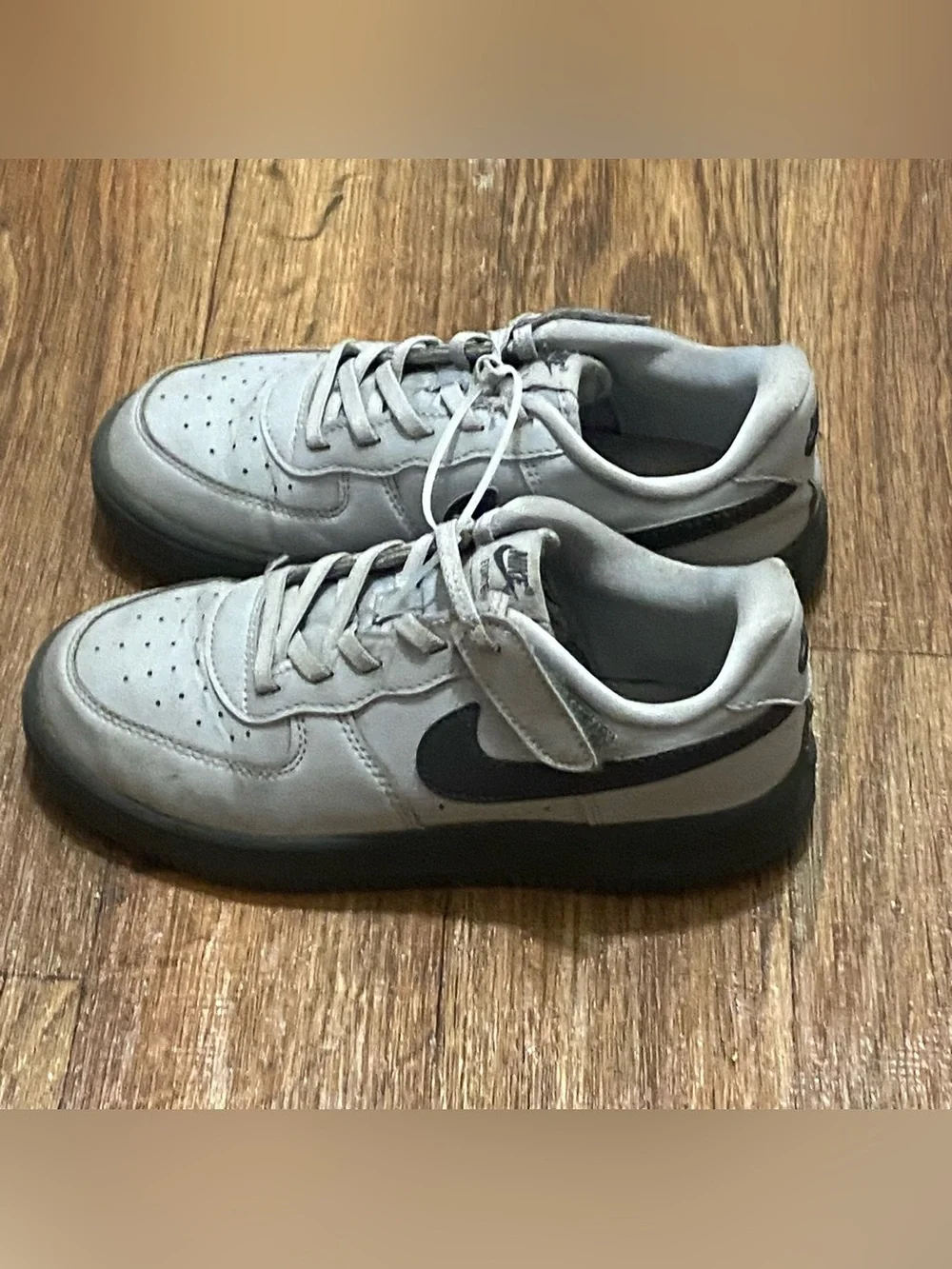 Nike Boys 2.5 Air Force One Sneakers Tennis Shoes Gray Low Top Used  HQ3808-001